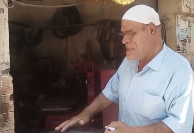 الفنان المصري حسين أبو حجاج يعود لمهنته الأصلية في "الكراج"