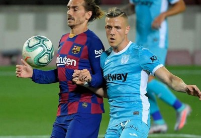 مدرب برشلونة يدافع عن غريزمان.. ويثني على فاتي