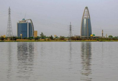 السودان يمدد الحظر ويبدأ تفويج العالقين
