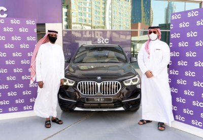 stc البحرين تقدم سيارة BMW X1 20i الجديدة للفائزة في حملة اشحن واربح