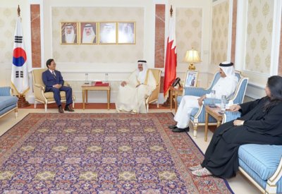 وزير الخارجية يتسلم نسخة من أوراق اعتماد سفير كوريا المعين لدى البحرين