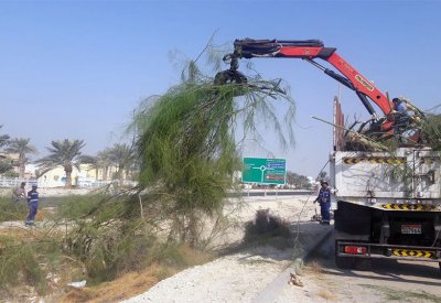 بالصور: تفاعلا مع "البلاد".. بلدية الشمالية تنظف مجرى مياه بمدينة حمد