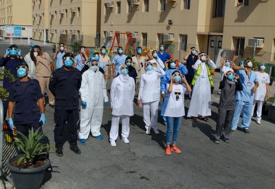 بالصور: الكوادر الطبية ونزلاء "محجر الحد" يرصدون ظاهرة كسوف الشمس