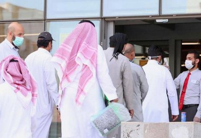 السعوديون يرفعون شعار: "نعود بحذر"