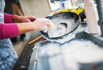 غسل الأطباق والأعمال المنزلية تخلصك من التوتر !