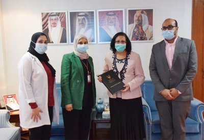 وزيرة الصحة تتسلم التقرير السنوي لقسم المختبر بمجمع السلمانية الطبي