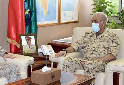 رئيس هيئة الأركان يستعرض مع الملحق العسكري السعودي التعاون العسكري بين البلدين