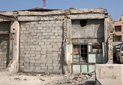 بالصور: المباني "الدايخة" بالعاصمة تنتظر الجرافات لهدمها.. والفئران تسكن المتعثرة