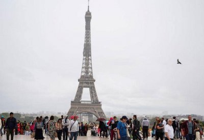 برج إيفل يفتح أبوابه أمام الزوار مجددا.. بشروط