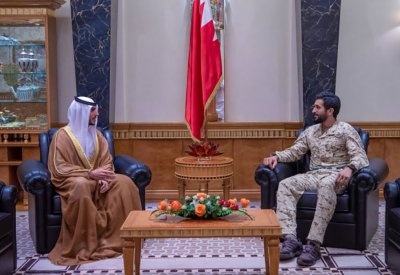 سمو الشيخ ناصر بن حمد يستقبل الشيخ محمد بن راشد