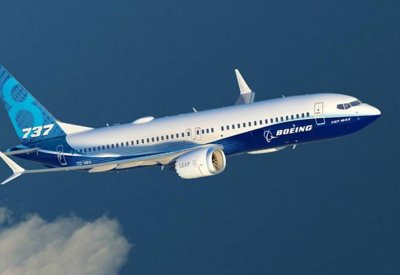 بوينج الأمريكية تطلق أول رحلة تجريبية لطائرة (737 ماكس) بعد إيقاف تشغيلها