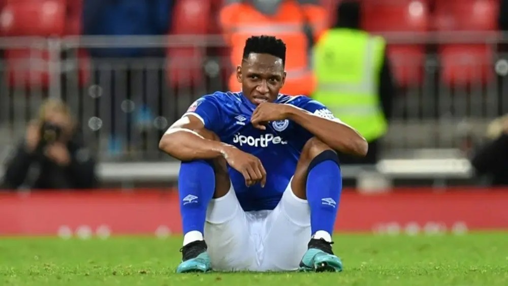 إيفرتون يفقد مدافعه الكولومبي بسبب الإصابة
