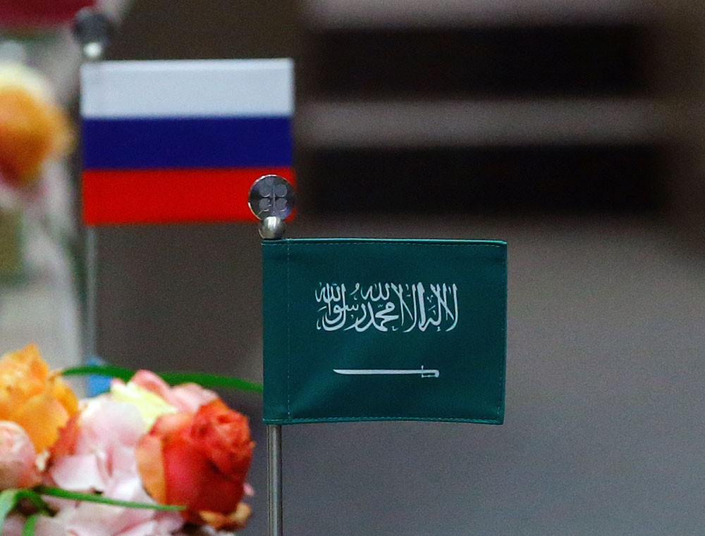 رويترز: السعودية وروسيا تتفقان مبدئيا على تمديد تخفيضات الإنتاج لشهر