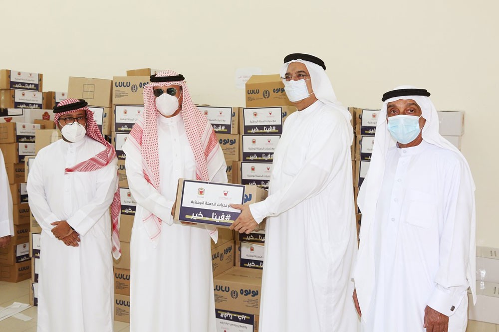 محافظ العاصمة يتابع تسليم مساعدات مشروع "غذاؤك في بيتك" على الجمعيات الخيرية وممثلي الأهالي