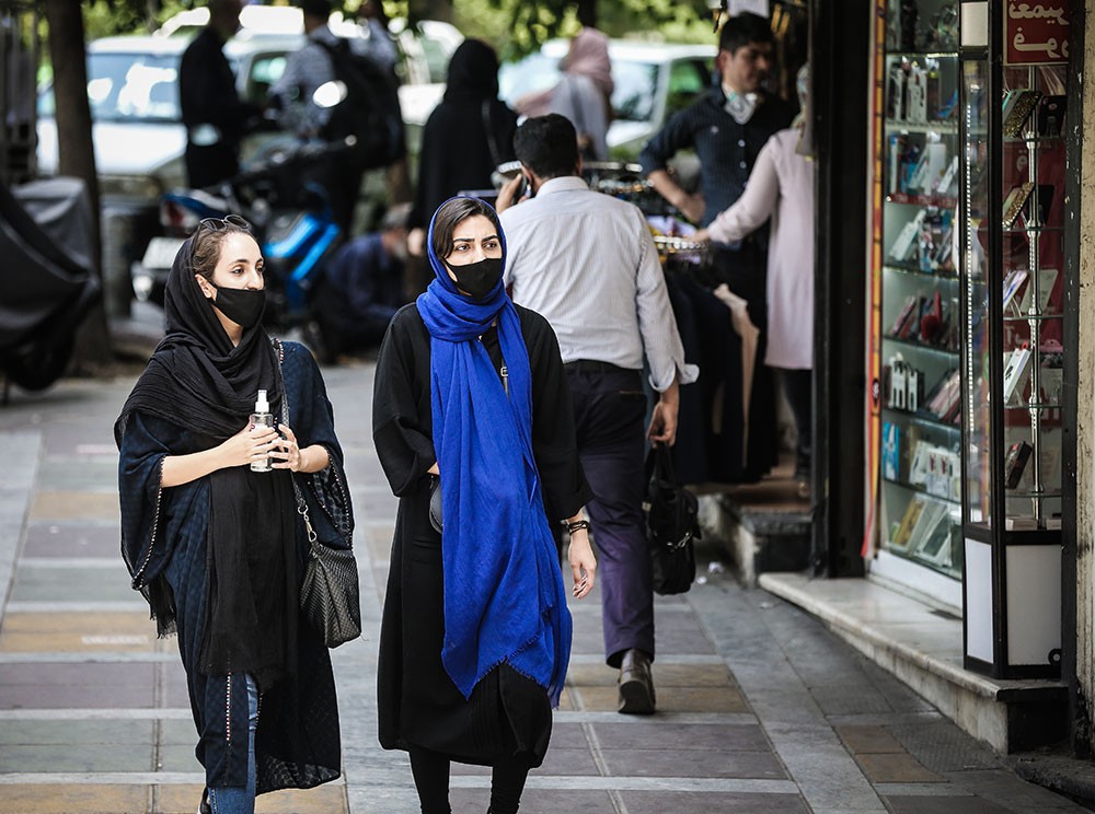 آلاف الإصابات يوميا.. إيران لا تزال عالقة في "متاهة" كورونا 