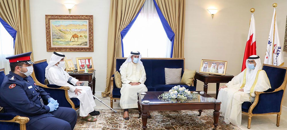 سمو محافظ الجنوبية يكرم مواطنا ورئيس مركز الدفاع المدني بالرفاع لدورهما في مساعدة أسرة تعرض منزلها لحريق