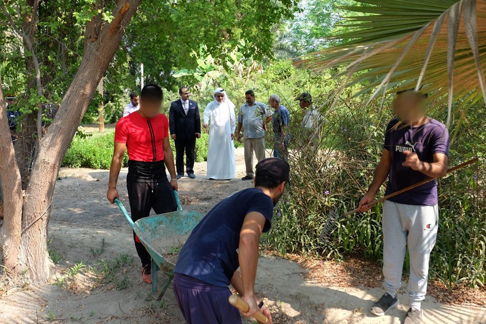 محكومون بعقوبات بديلة يساهمون بإنشاء سوق المزارعين ويُصنّعون أسمدة