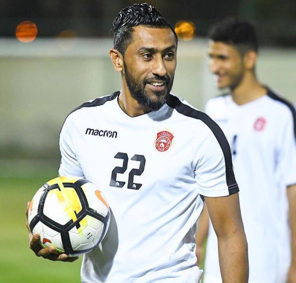 صالح عبدالحميد يفاضل بين عرضين
