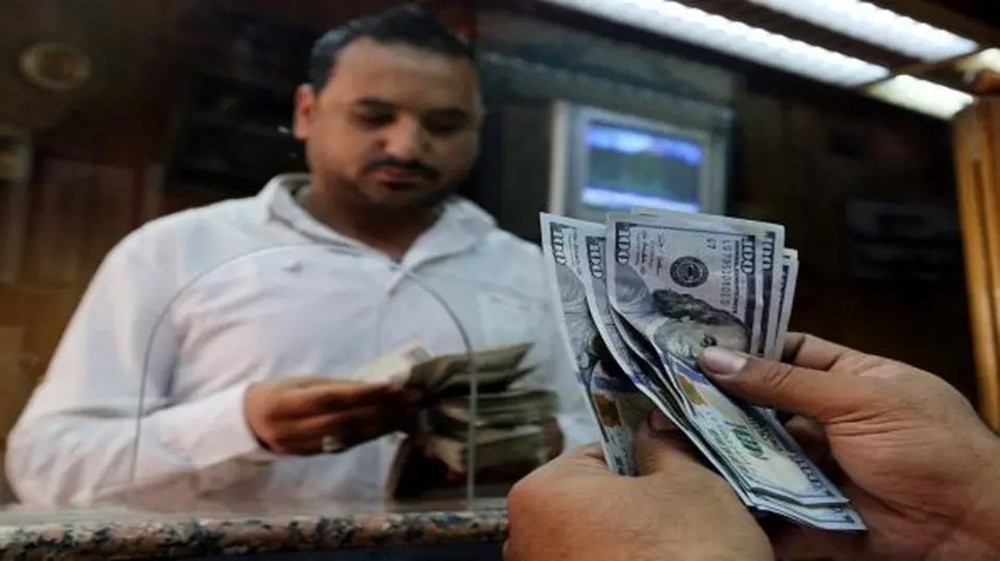هل عادت السوق السوداء للدولار إلى مصر مجددا؟