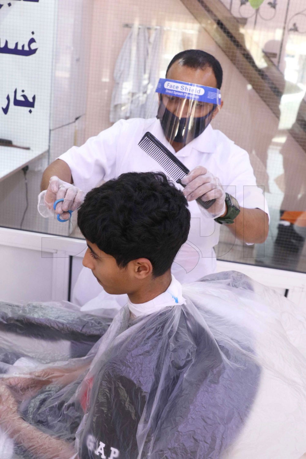 صالونات الحلاقة الرجالية توثق بيانات الزبائن 