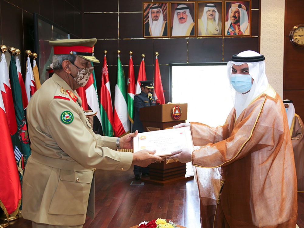 جلالة الملك ينيب القائد العام لحضور حفل تخريج دورة الدفاع الوطني الثانية ودورة القيادة والأركان المشتركة الثانية عشرة