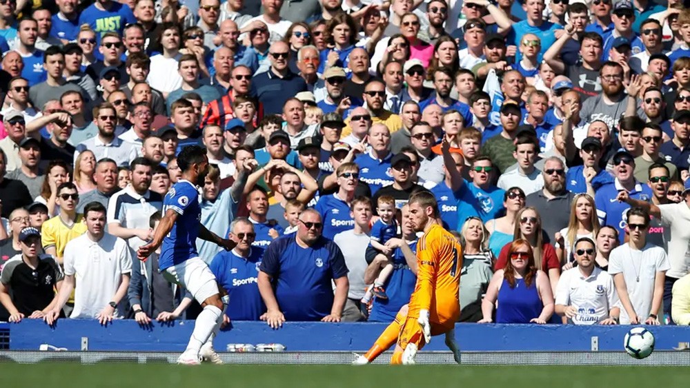 إيفرتون يفقد والكوت بسبب عملية جراحية