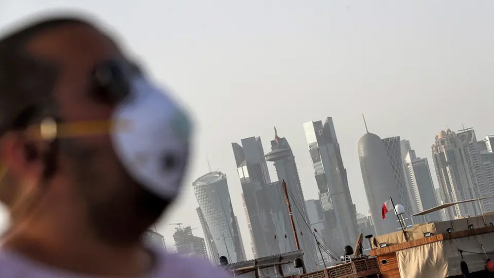 بلومبيرغ: قطر تخفض رواتب الوافدين 30٪؜ وعمليات تسريح واسعة