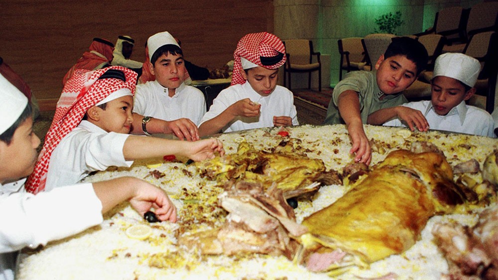 تكلفة الطعام والشراب يوميًا في السعودية.. الاعلى خليجيا!