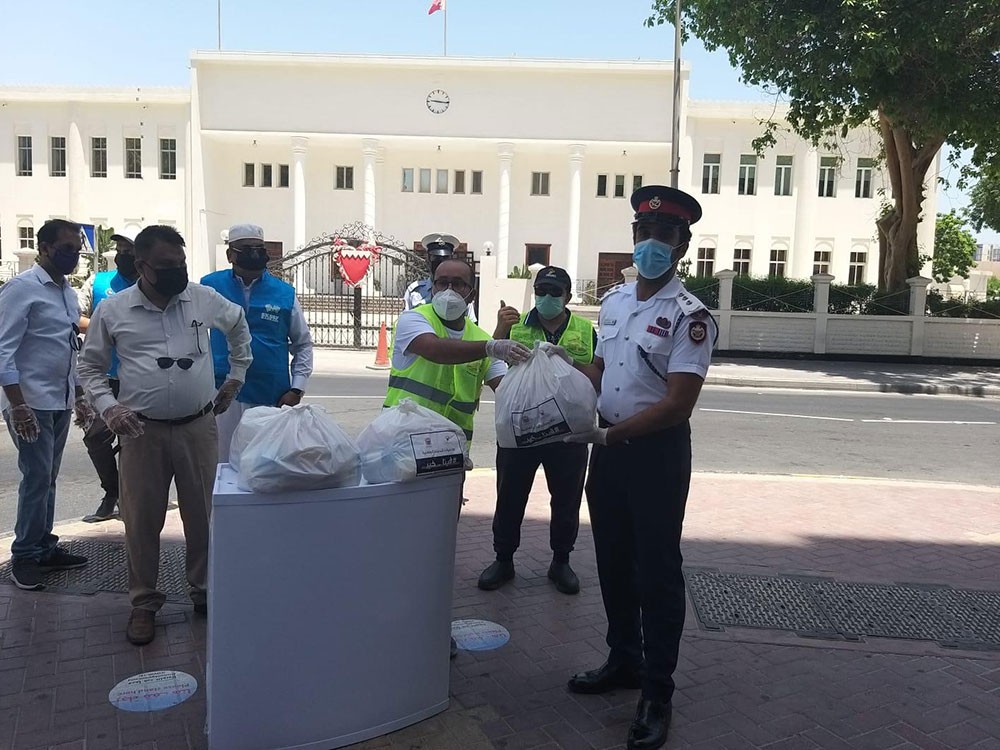 توزيع  سلال غذائية ضمن مشروع "غذاؤك في بيتك" بالعاصمة
