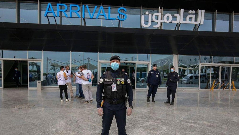 الكويت.. انحراف طائرة عن المدرج بعد اضطرارها للهبوط بسبب خلل