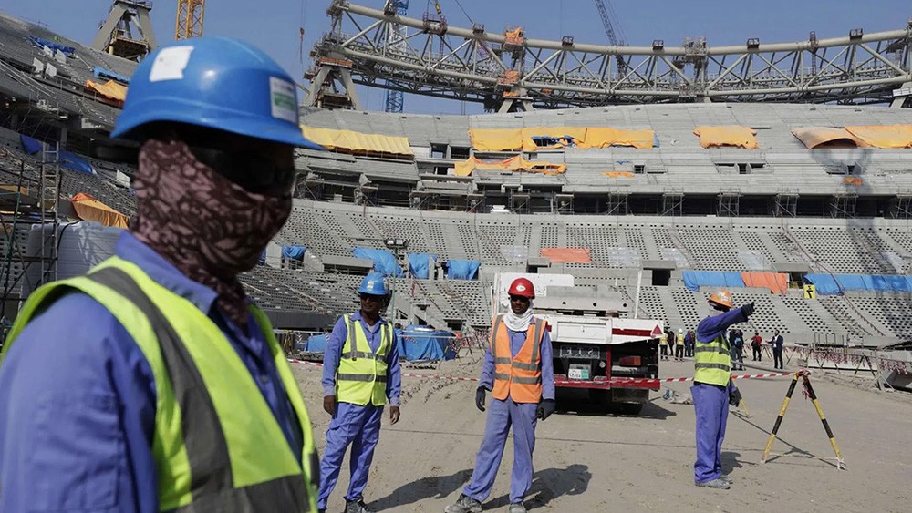 صحيفة بريطانية: قطر لا تدفع أجور عمال ملاعب كأس العالم
