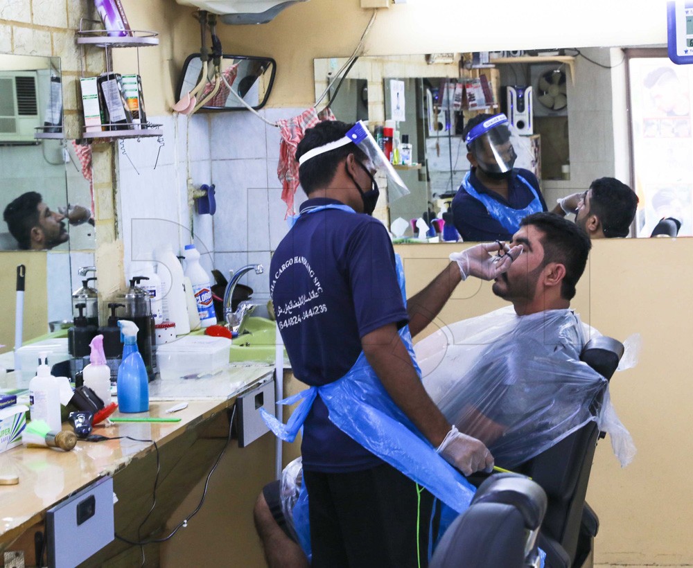 بالصور: الصالونات الرجالية للزبائن: لا حلاقة قبل تسجيل بياناتكم