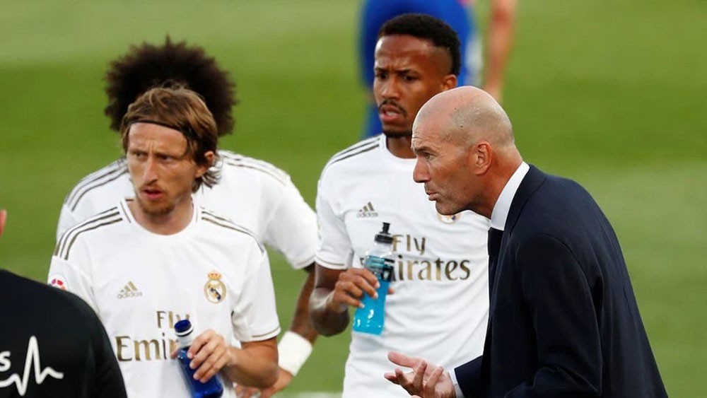 زيدان "يوبخ" لاعبي ريال مدريد بعد الفوز على إيبار