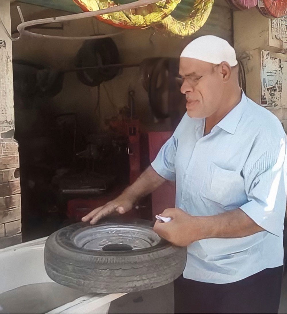 الفنان المصري حسين أبو حجاج يعود لمهنته الأصلية في "الكراج"