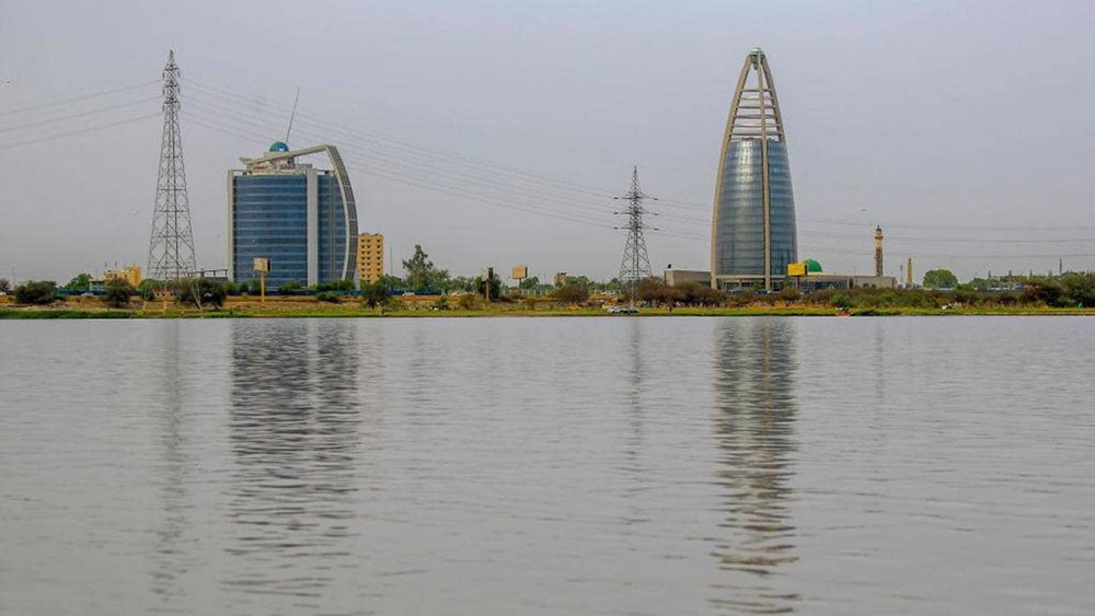 السودان يمدد الحظر ويبدأ تفويج العالقين