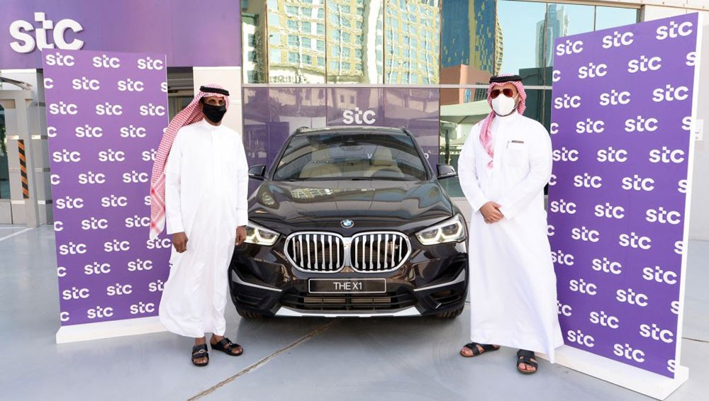 stc البحرين تقدم سيارة BMW X1 20i الجديدة للفائزة في حملة اشحن واربح