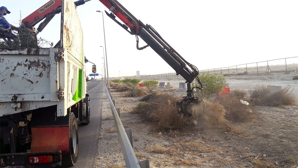 بلدية المنطقة الجنوبية تنفذ حملة نظافة واسعة على شارع الشيخ سلمان 