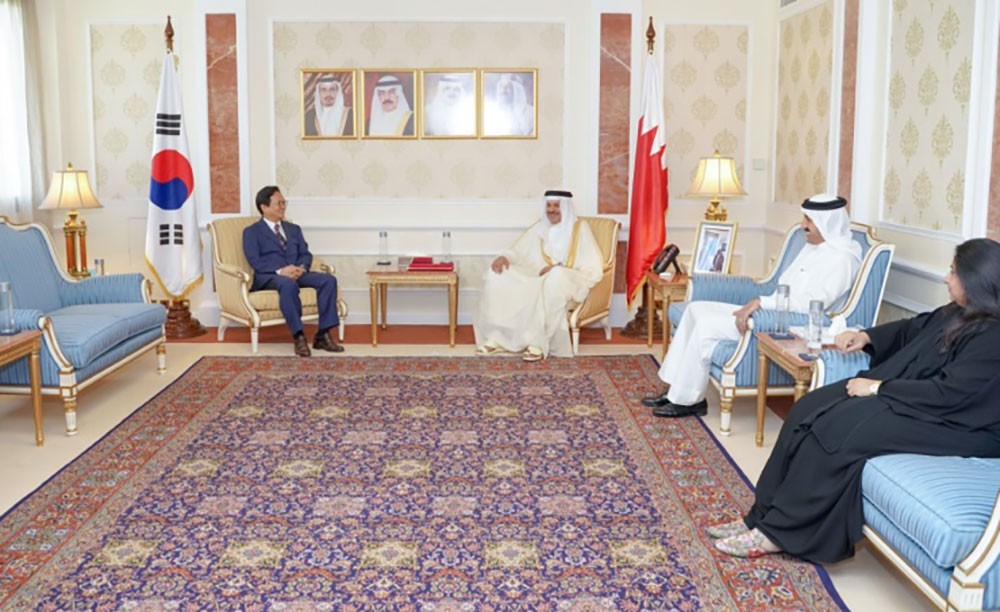 وزير الخارجية يتسلم نسخة من أوراق اعتماد سفير كوريا المعين لدى البحرين