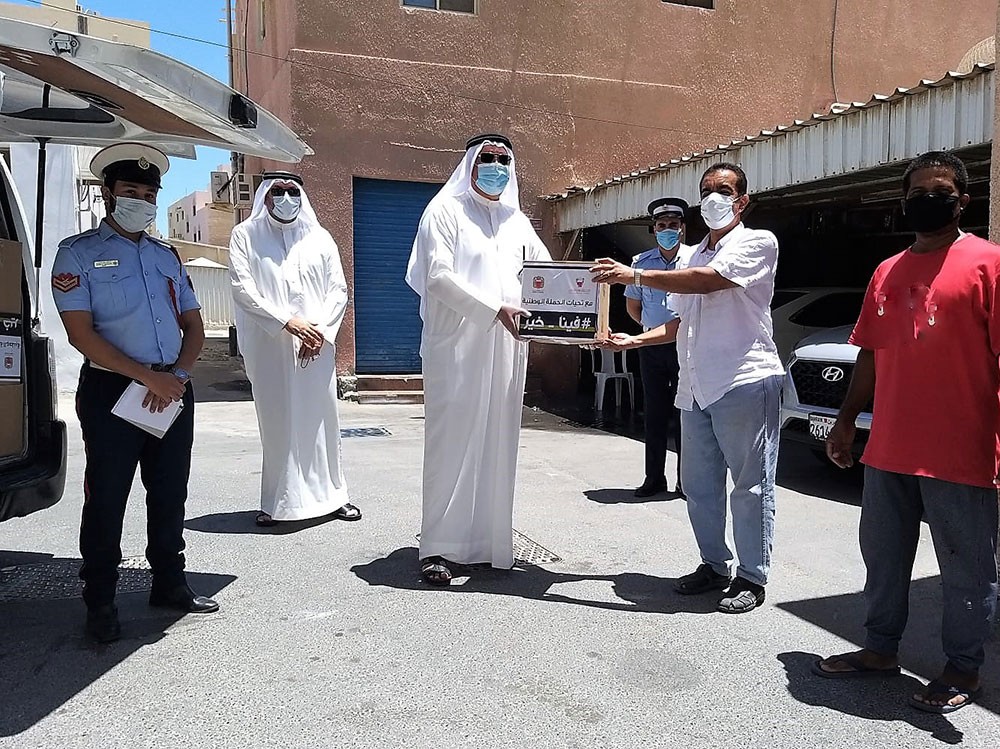 المحافظة الشمالية: توزيع مجموعة من السلال الغذائية على أفراد العمالة الوافدة