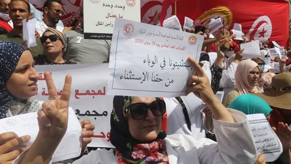 إضراب يشل مستشفيات تونس.. وقطاع الصحة يحذر الحكومة