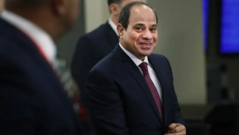 السيسي يلتقي رئيس المخابرات ويوجه بحماية المصريين بالخارج
