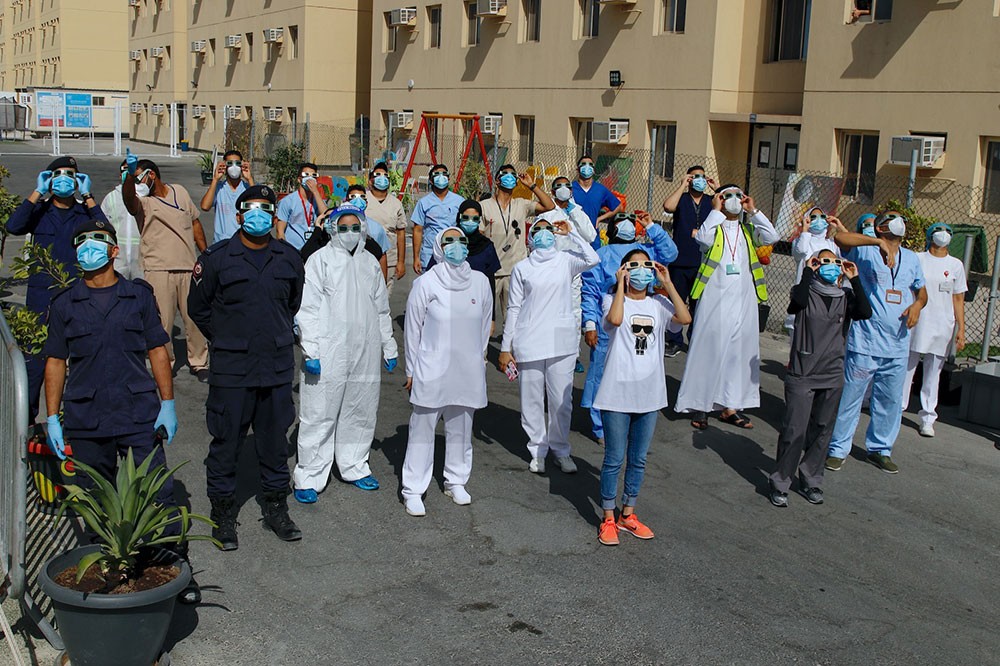 بالصور: الكوادر الطبية ونزلاء "محجر الحد" يرصدون ظاهرة كسوف الشمس
