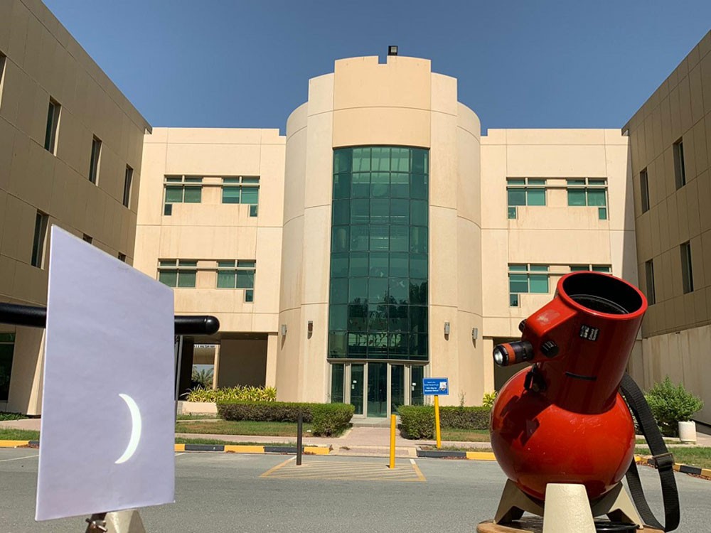 جامعة البحرين ترصد ظاهرة كسوف الشمس الجزئي بأجهزة دقيقة خاصة