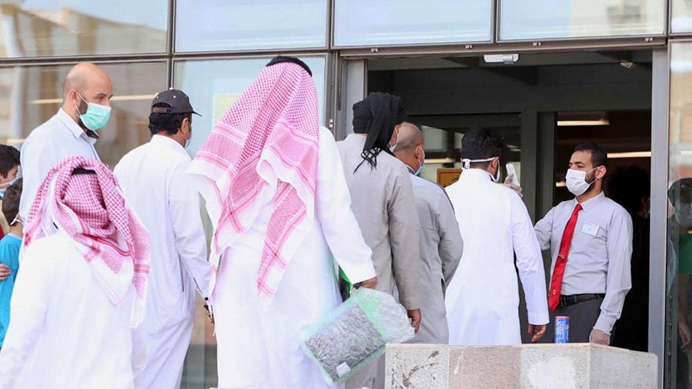 السعوديون يرفعون شعار: "نعود بحذر"