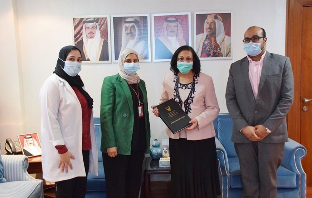 وزيرة الصحة تتسلم التقرير السنوي لقسم المختبر بمجمع السلمانية الطبي