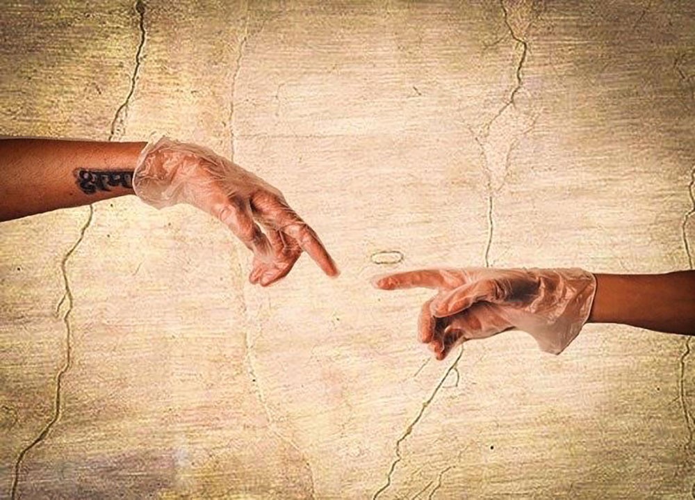 احتفاء إماراتي بلوحة "خلق آدم" للبحرينية إيناس سيستاني