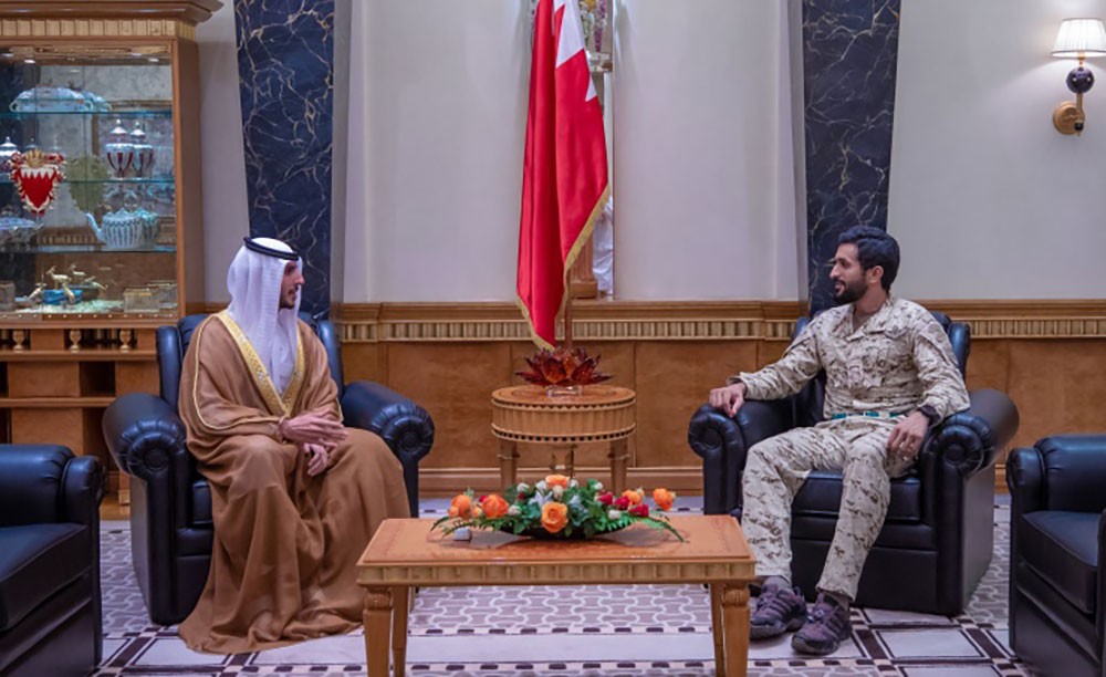 سمو الشيخ ناصر بن حمد يستقبل الشيخ محمد بن راشد