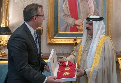 جلالة الملك المفدى يستقبل السفير الأمريكي ويمنحه وسام البحرين من الدرجة الأولى