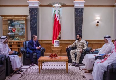 ناصر بن حمد يستقبل السفير الأمريكي بمناسبة انتهاء عمله