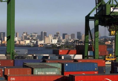 العجز التجاري الأميركي يرتفع 9.7% مع هبوط قياسي للصادرات